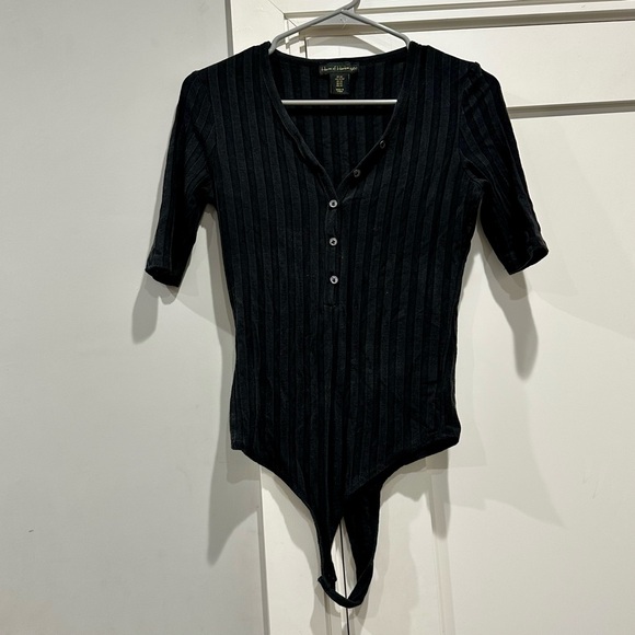 House of Harlow 1969 Black Ribbed Knit Short Sleeve Button Front Bodysuit - Picture 1 of 4
